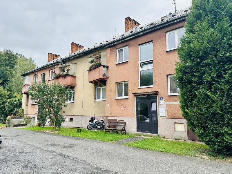Pronájem zrekonstruovaného bytu 2+1 s balkonem a zahradou v klidných Hukovicích