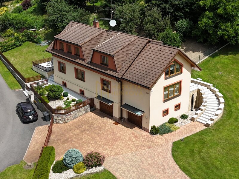 Dvougenerační rodinný dům po kompletní rekonstrukci – Bartošovice, 2 bytové jednotky, velký pozemek