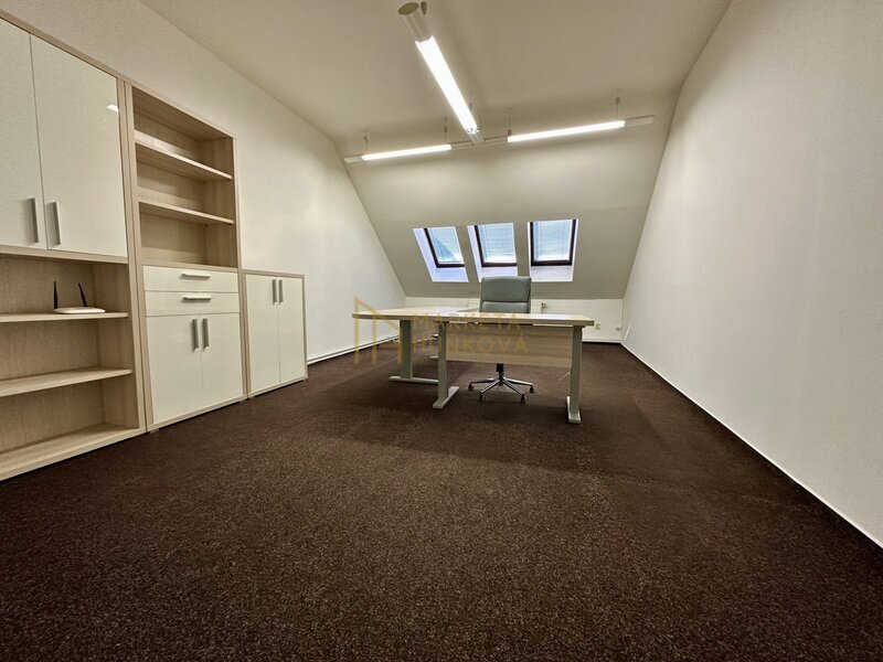Elegantní kancelář 28 m² v centru Nového Jičína | Rekonstrukce, výtah, parkování