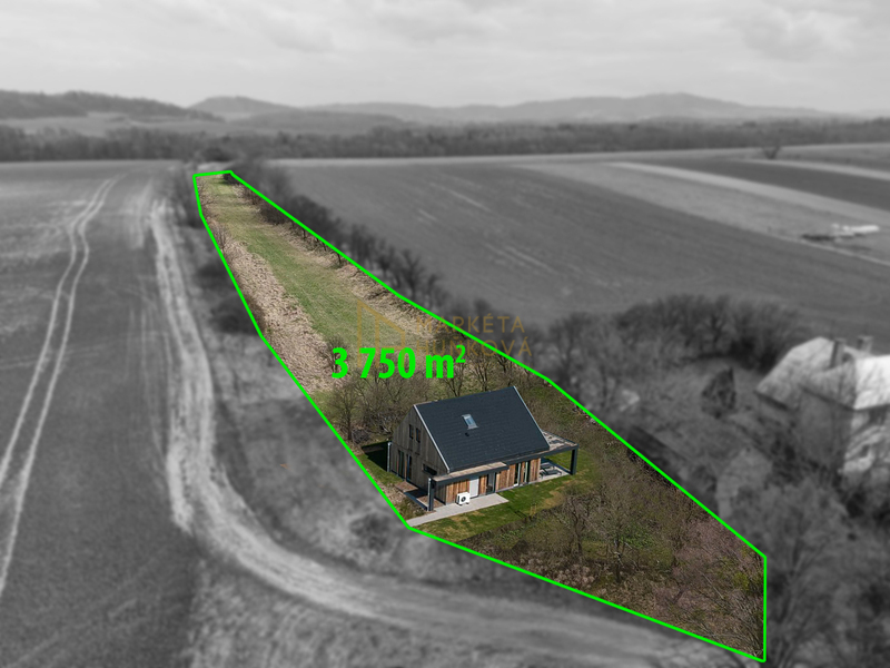 Slunný pozemek s duší venkova v Polouvsí – ideální místo pro klidné bydlení i odpočinek v přírodě